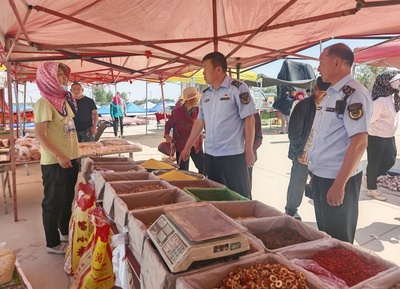 高台县新坝镇市场监管所 规范农村赶集市场，守护群众“舌尖上的安全”